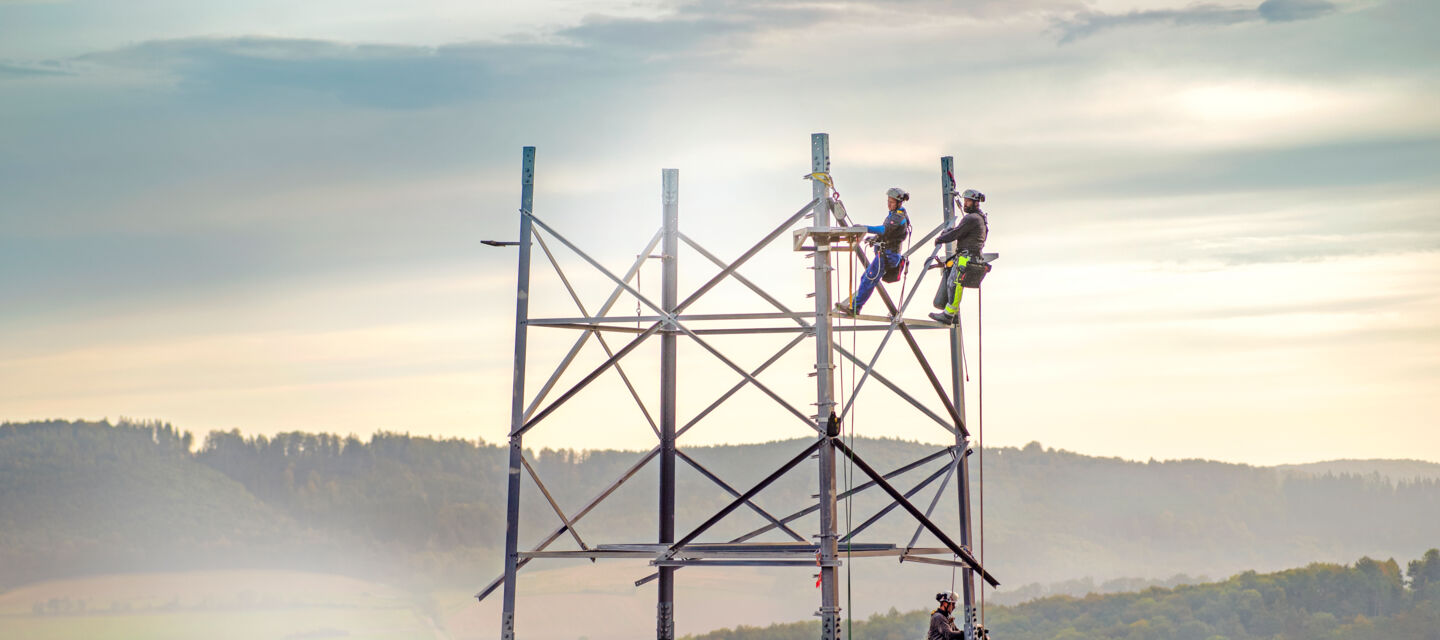 Pr&auml;zise Helimontage eines Funkmasts aus der Luft. - Funkmast_Helimontage-18