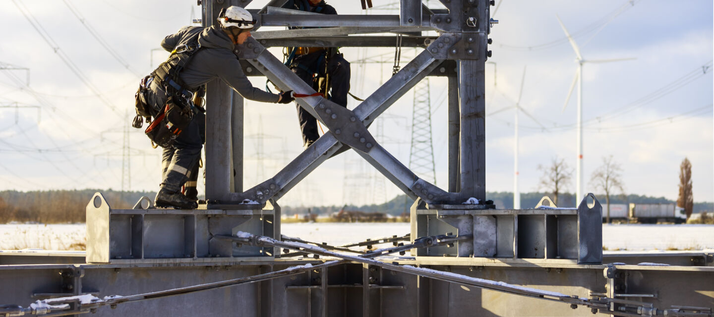 Les équipes Cteam travaillent sur des pylônes électriques pour l'installation et la maintenance de lignes haute tension. Les équipes Cteam travaillent sur des pylônes électriques pour l'installation et la maintenance de lignes haute tension.