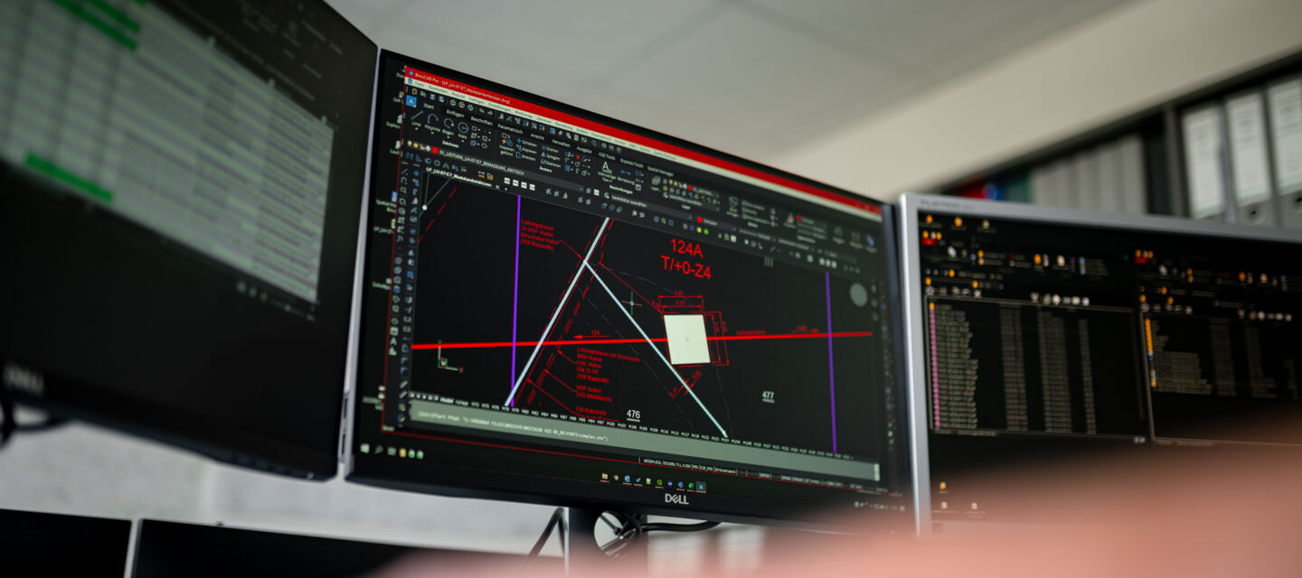 Expert Cteam analysant des schémas techniques complexes et des données sur des moniteurs. Expert Cteam analysant des schémas techniques complexes et des données sur des moniteurs.