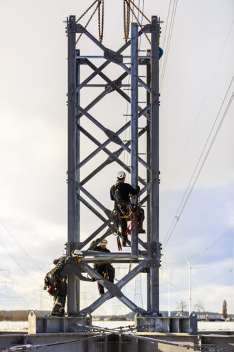 Les &eacute;quipes Cteam travaillent sur des pyl&ocirc;nes &eacute;lectriques pour l'installation et la maintenance de lignes haute tension.