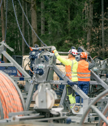 Cteam : installation de c&acirc;bles fibre optique en milieu forestier.