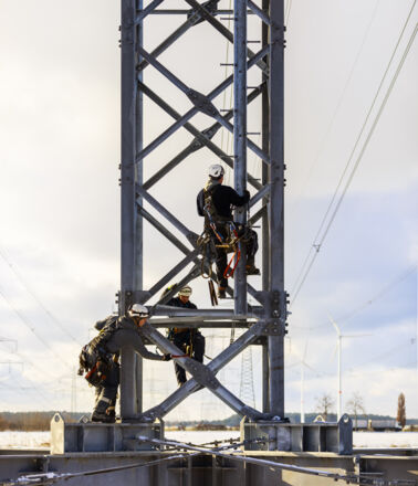 Les équipes Cteam travaillent sur des pylônes électriques pour l'installation et la maintenance de lignes haute tension. Les équipes Cteam travaillent sur des pylônes électriques pour l'installation et la maintenance de lignes haute tension.