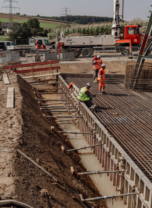 Cteam: travaux de b&eacute;tonnage sur site, b&eacute;tonni&egrave;re et ouvriers.