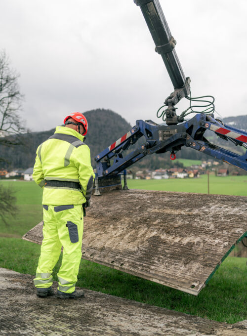 Opération de levage par grue Cteam pour un panneau. Opération de levage par grue Cteam pour un panneau.
