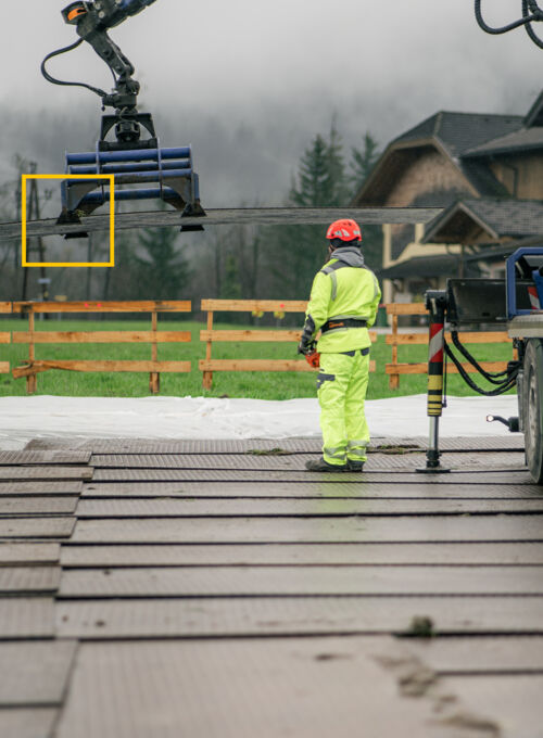 Manutention de matériaux par grue robotisée Cteam sur un chantier. Manutention de matériaux par grue robotisée Cteam sur un chantier.