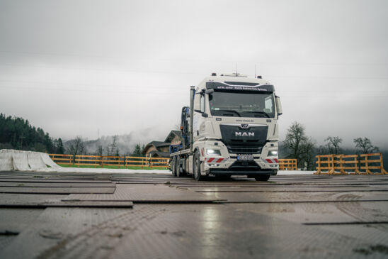 Camion MAN de Cteam en action, spécialisé en systèmes mobiles de protection des sols pour les chantiers difficiles. Camion MAN de Cteam en action, spécialisé en systèmes mobiles de protection des sols pour les chantiers difficiles.