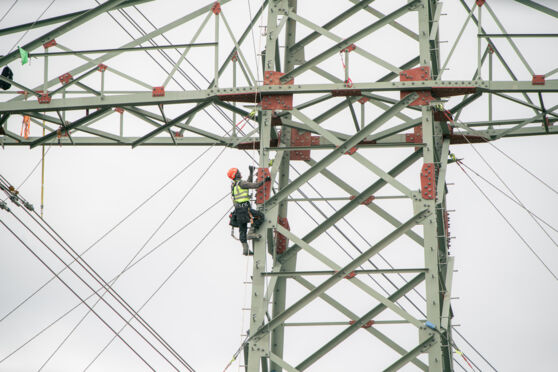 Un travailleur en hauteur sur un pyl&ocirc;ne, un soudeur de Cteam effectuant des travaux de maintenance.