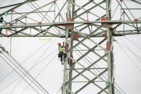 Un travailleur en hauteur sur un pylône, un soudeur de Cteam effectuant des travaux de maintenance. Un travailleur en hauteur sur un pylône, un soudeur de Cteam effectuant des travaux de maintenance.