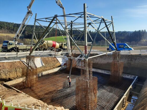 Cteam : Coffrage et b&eacute;tonnage d'une fondation de pyl&ocirc;ne &eacute;lectrique par camion toupie et pompe &agrave; b&eacute;ton.