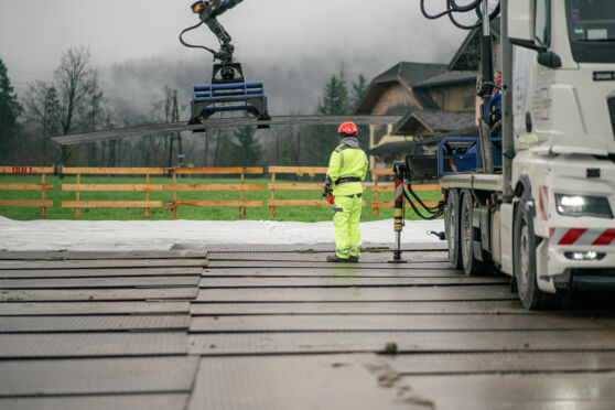 Manutention de mat&eacute;riaux par grue robotis&eacute;e Cteam sur un chantier.