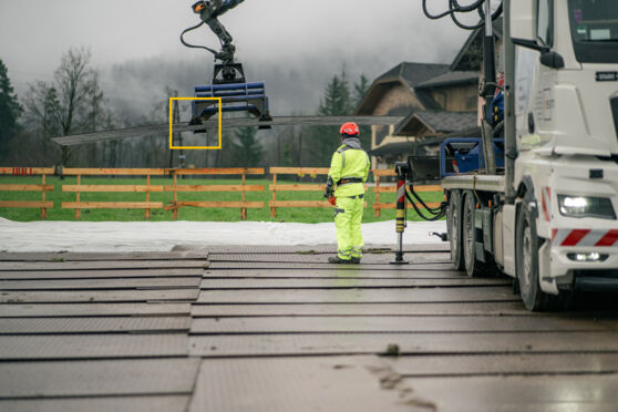 Manutention de matériaux par grue robotisée Cteam sur un chantier. Manutention de matériaux par grue robotisée Cteam sur un chantier.
