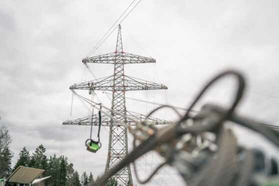 Pyl&ocirc;ne &eacute;lectrique avec nacelle de maintenance, c&acirc;ble et fils de tension.