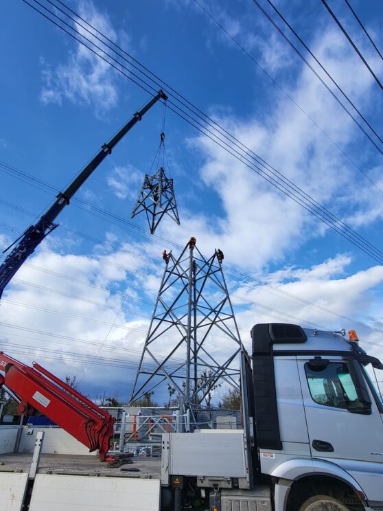 Montage d'un pylône électrique par une équipe Cteam, assistance grue. Montage d'un pylône électrique par une équipe Cteam, assistance grue.