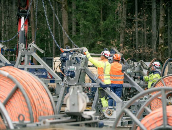 Cteam : installation de c&acirc;bles fibre optique en milieu forestier.