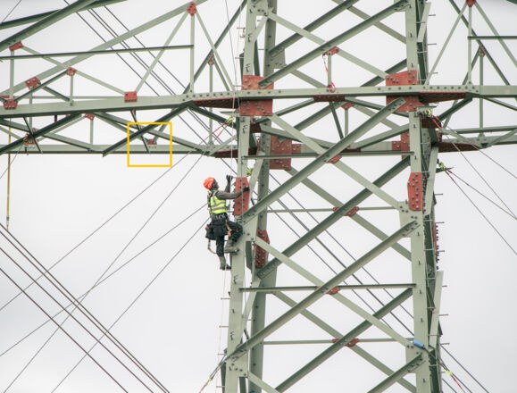 Un travailleur en hauteur sur un pylône, un soudeur de Cteam effectuant des travaux de maintenance. Un travailleur en hauteur sur un pylône, un soudeur de Cteam effectuant des travaux de maintenance.