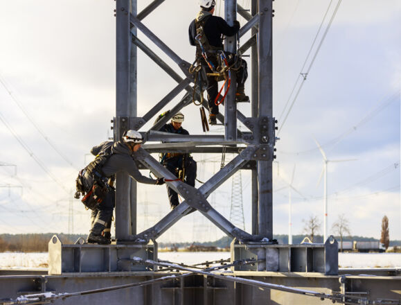 Les &eacute;quipes Cteam travaillent sur des pyl&ocirc;nes &eacute;lectriques pour l'installation et la maintenance de lignes haute tension.